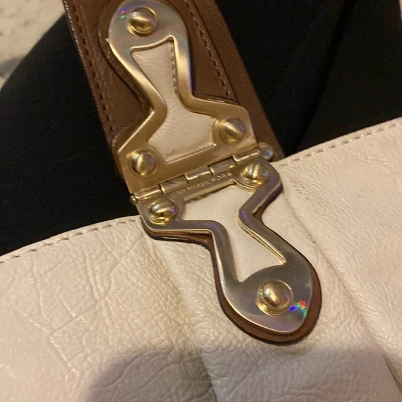 Micheal kors off-white purse - Picture 9 of 12